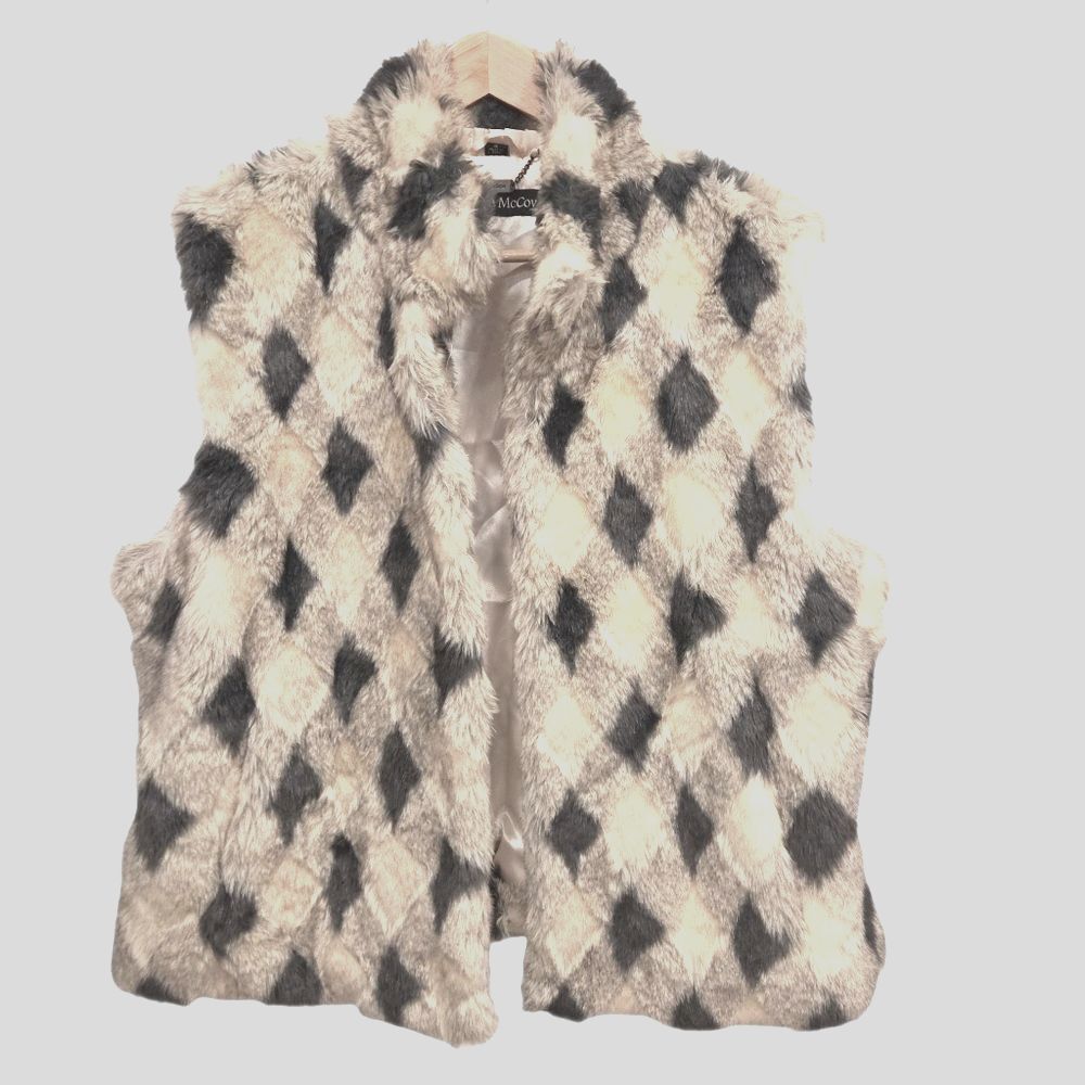 Pamela McCoy Faux Fur Argyle Vest Couture Gray Cream Model Off-Duty Cozy Glam 1X